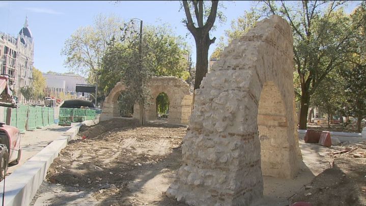 Restos arqueológicos encontrados bajo el suelo de la Plaza de España / TELEMADRID