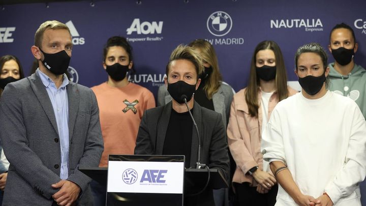 El secretario general de la AFE, Diego Rivas, junto a la vicepresidenta de AFE y futbolista del Atlético de Madrid, Silvia Meseguer / EFE