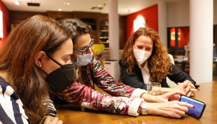 Ana y Natalia con la alcaldesa de Getafe / AYUNTAMIENTO DE GETAFE