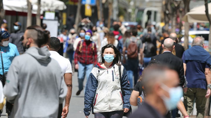 Varias personas paseando por la calle con la mascarilla puesta / EUROPA PRESS