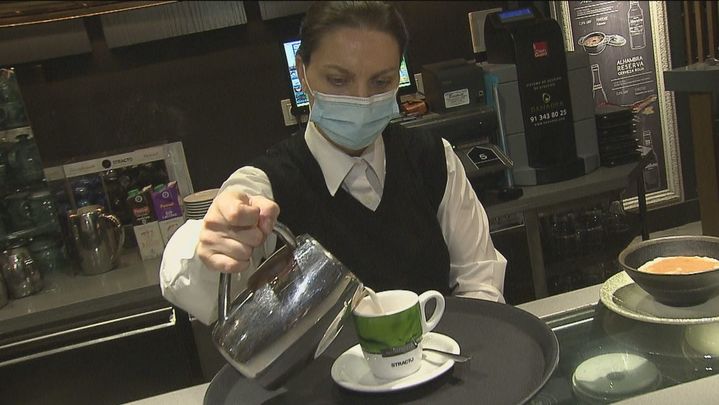 Una trabajadora del sector servicios / TELEMADRID