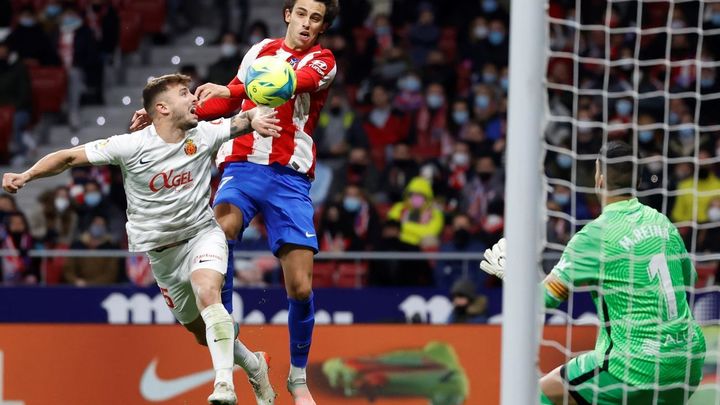 El centrocampista del Mallorca Pablo Maffeo y el portugués del Atlético de Madrid Joao Félix / EFE