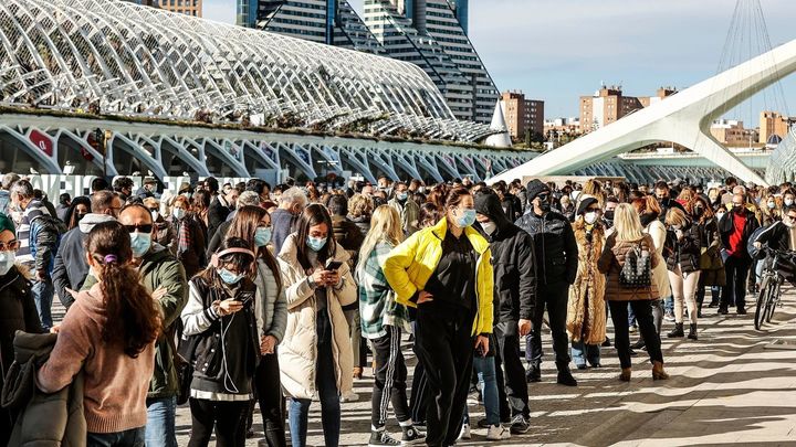 Personas esperando en Valencia a ponerse la vacuna / EUROPA PRESS