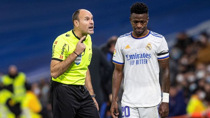 Mateu Lahoz y Vinicius / EFE