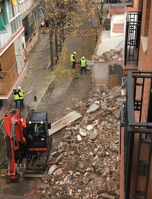 Demolición de una vivienda afectada por la línea 7B de Metro en San Fernando de Henares / AYTO SAN FERNANDO DE HENARES