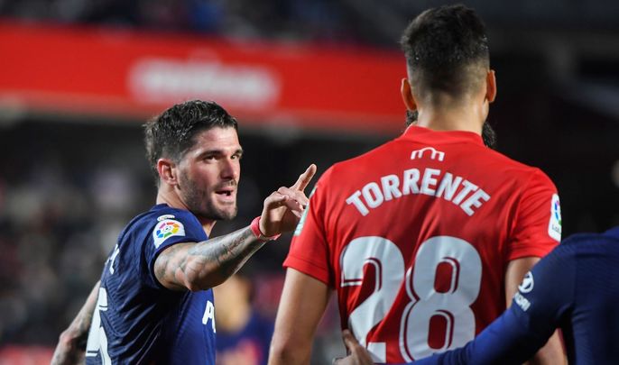 Rodrigo de Paul ante el Granada / EFE