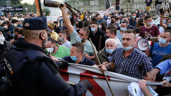 Varios centenares de ganaderos han colapsado este miércoles con tractores las calles del centro de Oviedo en una nueva manifestación convocada por Asturias Ganadera en protesta por el abandono del medio rural / EFE/Paco Paredes