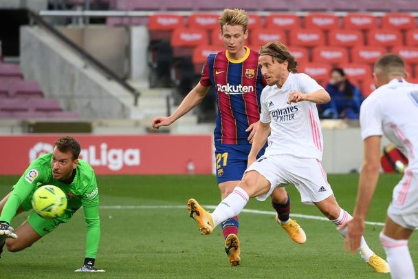 Modric ante el Barcelona / EFE