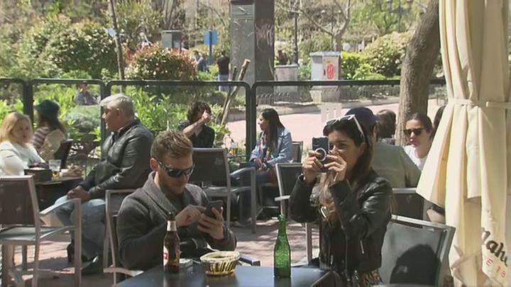 Personas en un terraza de la Plaza de Olavide / TELEMADRID
