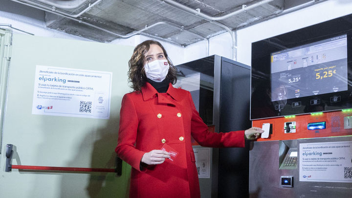 Isabel Díaz Ayuso utilizando el nuevo aparcamiento de Ciudad Universitaria / Europa Press