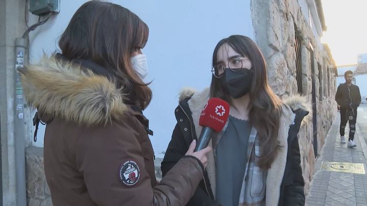 Vecinos sorprendidos del inmueble de Móstoles, en la calle Palafox, donde un hombre se tiró por la ventana en un desahucio / Telemadrid.es
