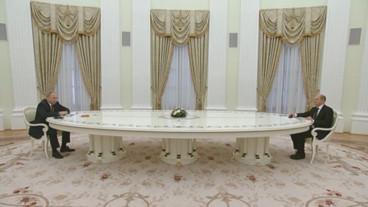 El presidente ruso Vladimir Putin con el canciller alemán Olaf Scholz durante su entrevista en el Kremlin / TELEMADRID