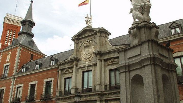 Palacio de Santa Cruz. A su izquierda destaca la torre de la iglesia de Santa Cruz / TURISMO MADRID