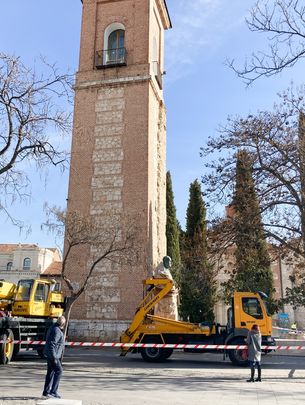 Colocación de la estatua en su nuevo emplazamiento / AYTO ALCALÁ DE HENARES