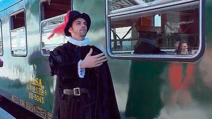 Un actor caracterizado como Felipe II da la bienvenida a los viajeros / TELEMADRID