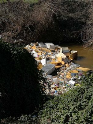Neveras, envases, colchones y otros desperdicios taponan el río Guadarrama / RAÚL NAVARRETE / ECOLOGISTAS EN ACCIÓN