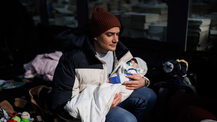 Una hombre sostiene un bebé, en un centro comercial habilitado para los refugiados, en Mylny, a 27 de febrero de 2022, en Jaroslaw, Subcarpacia, (Polonia) / Europa Press