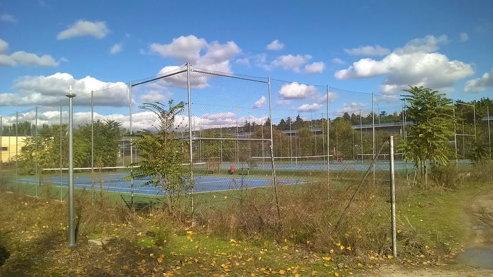 Instalaciones deportivas abandonadas en la Playa de Madrid / P.O.