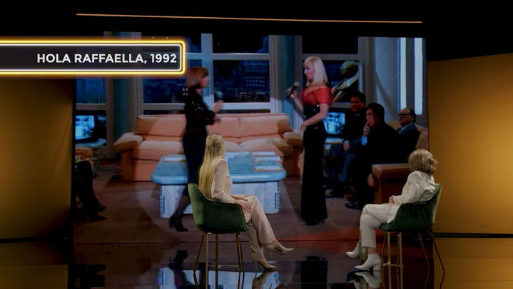 María Teresa Campos bailando con Raffaela Carrá en 'Hola Raffaella', 1992 / DIEZ MOMENTOS