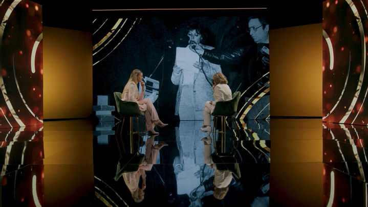 María Teresa Campos leyendo el manifiesto contra el golpe del 23-F / DIEZ MOMENTOS