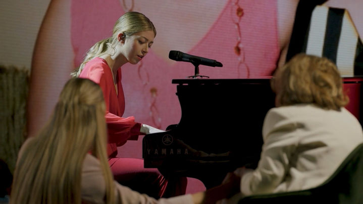 Paloma Rollán tocando en el broche de oro para María Teresa Campos / DIEZ MOMENTOS