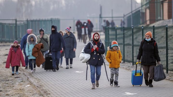 Ucranianos cruzan la frontera polaca huyendo de la guerra / EFE
