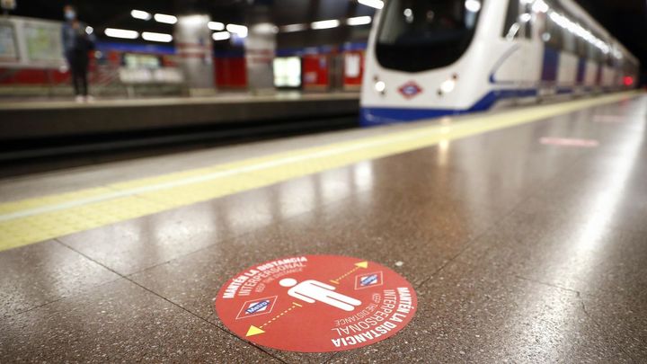 Señal de distancia de seguridad frente a la Covid en el metro de Madrid / TELEMADRID