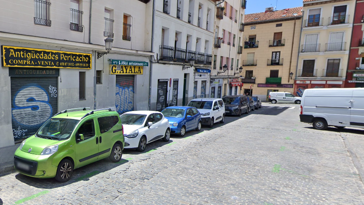 Plaza del General Vara de Rey con sus tiendas de antigüedades / GSV