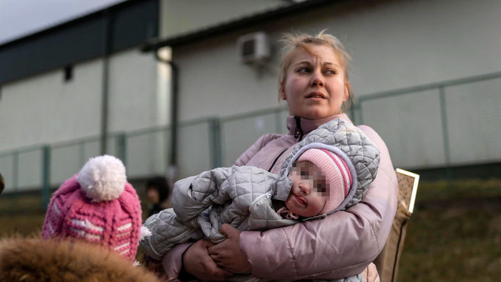Vista de un grupo de refugiados ucranianos en la localidad polaca de Medyka, en la frontera con Ucrania / EFE
