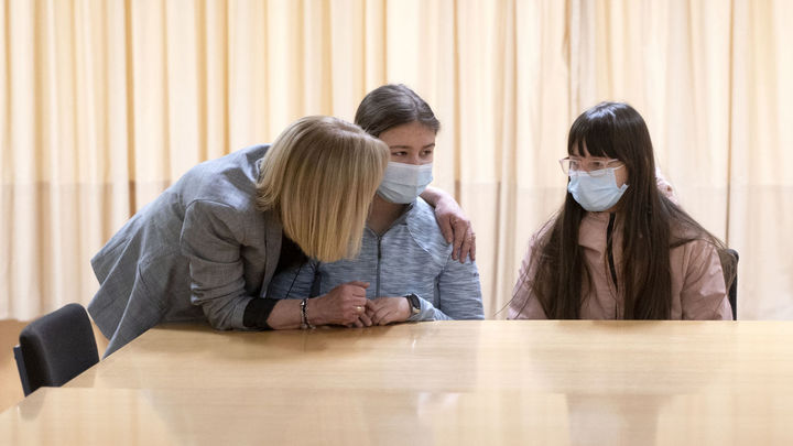 Dos menores ucranianas inician su escolarización en el  CEIPSO El Cantizal de Las Rozas / EUROPA PRESS