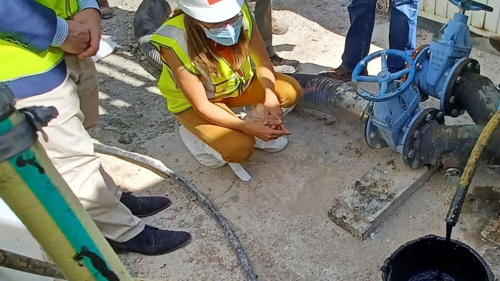 Cristina Aparicio durante una extracción de sustancias contaminantes en el Parque Regional del Sureste / COMUNIDAD MADRID