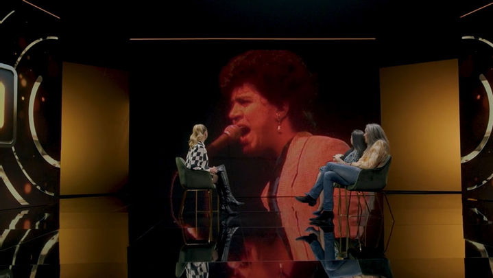 Pedro Almodóvar cantando en 'La edad de oro', de TVE / DIEZ MOMENTOS