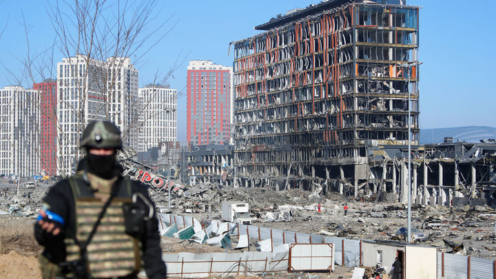 Un oficial de policía cerca de los restos de un centro comercial dañado en el distrito Podilskyi de Kiev tras un ataque aéreo ruso / EUROPA PRESS