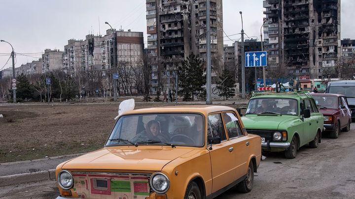 Fila de coches en Mariúpol, Ucrania / EUROPA PRESS