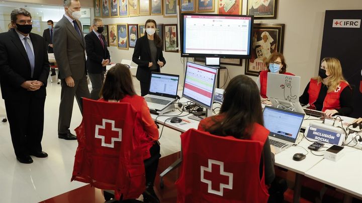Los reyes Felipe VI y Letizia, acompañados por el ministro de Inclusión, Seguridad Social y Migraciones, José Luis Escrivá (i), visitan la célula de crisis sobre Ucrania de Cruz Roja, este miércoles, en Madrid. / EUROPA PRESS