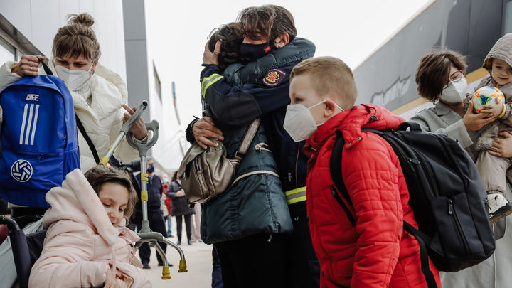 Un bombero abraza a una refugiada a su llegada al Hospital Zendal de Madrid / EUROPA PRESS