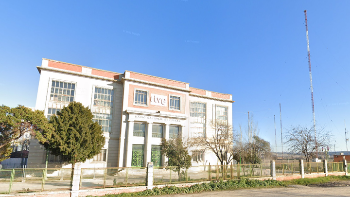Edificio que albergó los servicios de onda corta de Radio Exterior de España en Arganda del Rey, a la derecha las antenas de transmisión en esta banda / GSV