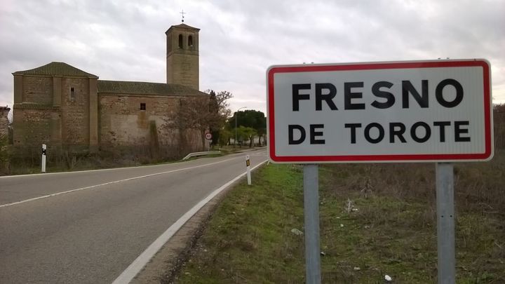 Iglesia de Fresno de Torote desde la carretera que atraviesa el despoblado / P.O.