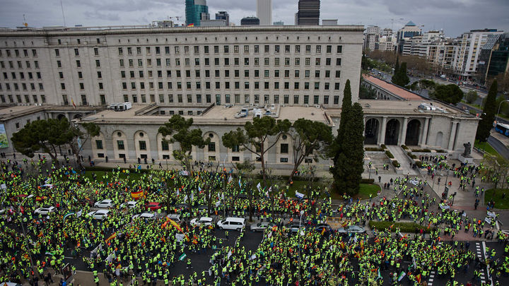 Vista general de los asistentes a una manifestación por el sector del transporte, en el Ministerio de Transportes, a 25 de marzo de 2022, en Madrid (España) / Europa Press