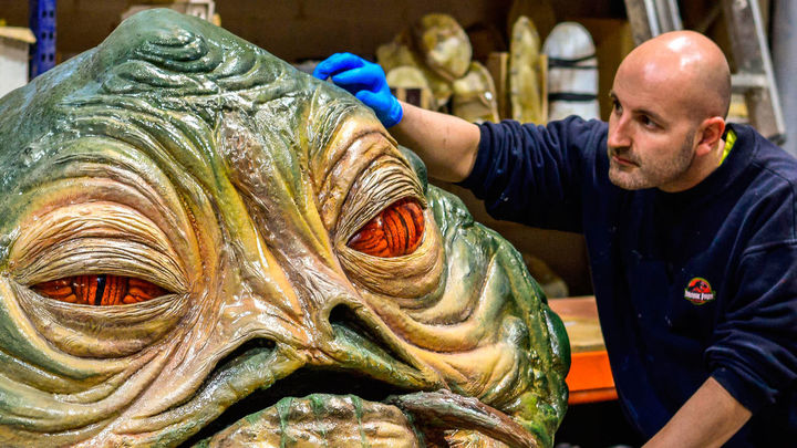 Juan Villa con una de sus esculturas de la saga 'Star Wars' / Juan Villa