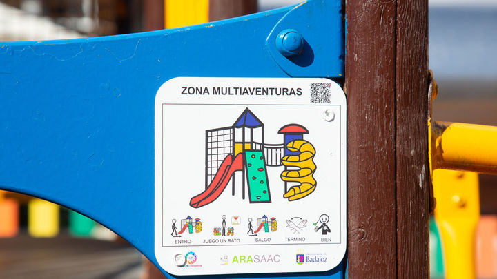 Pictograma en un parque adaptado a niños con TEA / EP