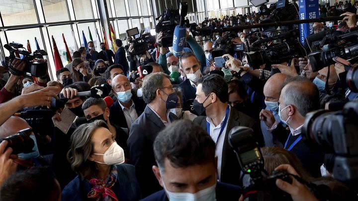 Aplausos y gritos de "presidente" a la llegada de Feijóo / EFE