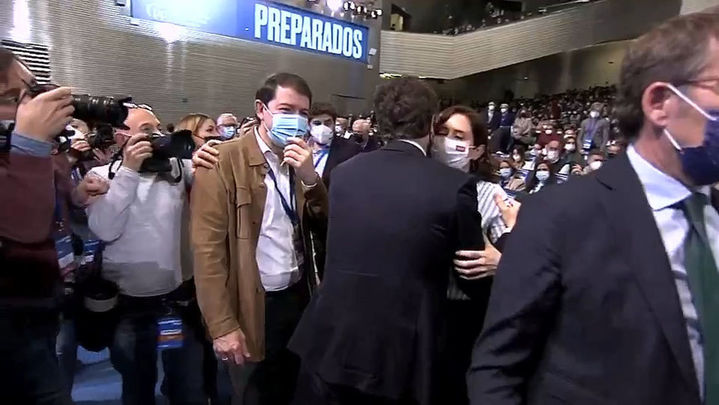 Pablo Casado y Ayuso se saludan en el plenario / Telemadrid