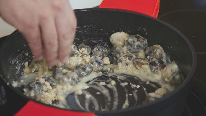Receta de cardo en salsa de almendra y almejas