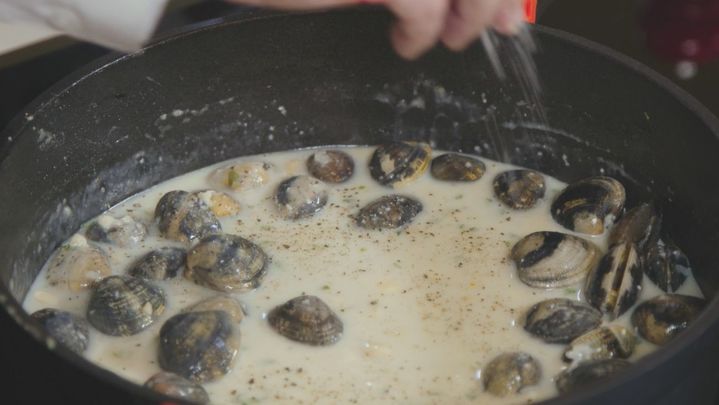 Receta de cardo en salsa de almendra y almejas