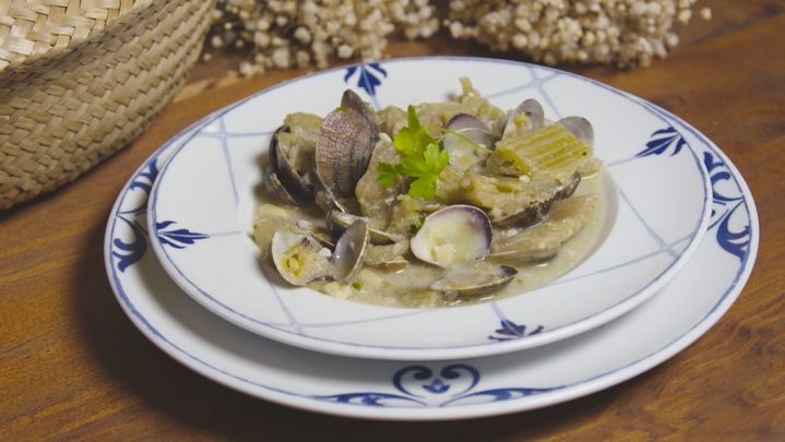 Receta de cardo en salsa de almendra y almejas