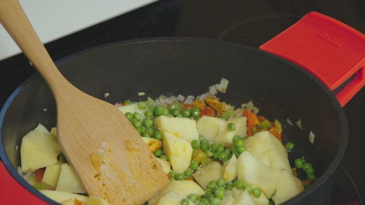 Receta de puchero de patatas con alcachofas y chili
