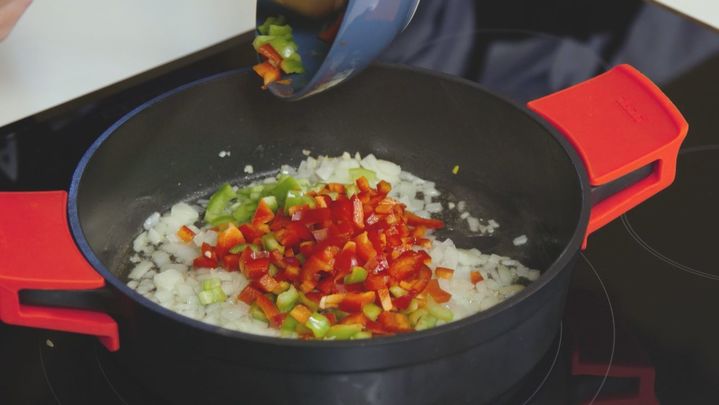 Receta de puchero de patatas con alcachofas y chili