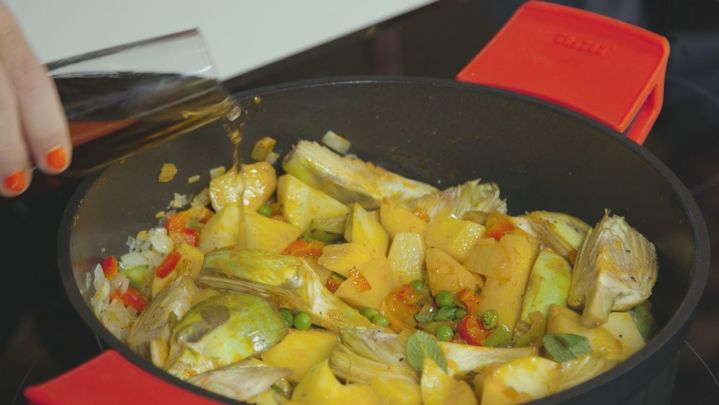Receta de puchero de patatas con alcachofas y chili