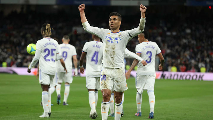 El centrocampista brasileño del Real Madrid Casemiro celebra su gol ante el Getafe, durante el partido de Liga en Primera División que disputan este sábado en el estadio Santiago Bernabéu, en Madrid / EFE